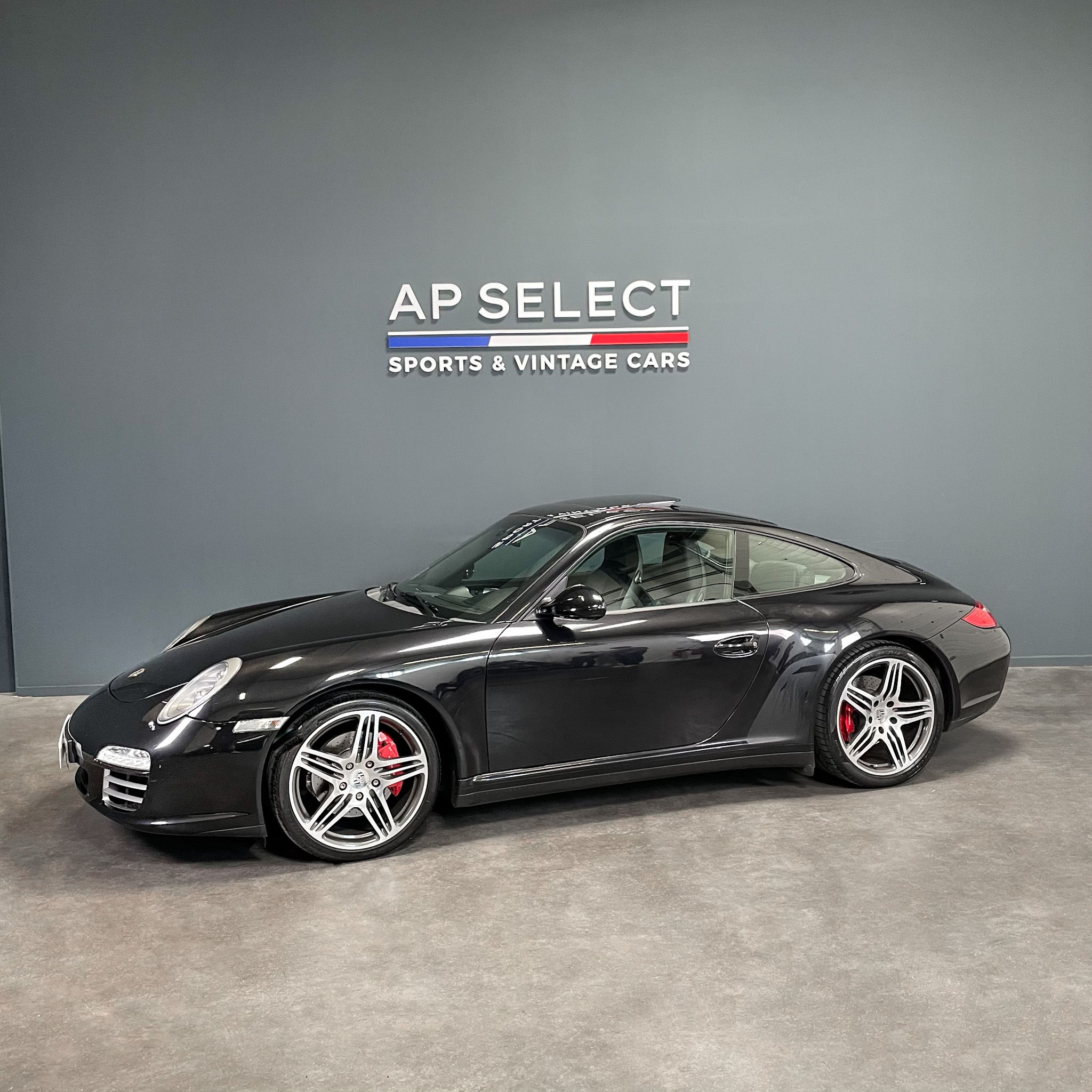 Photographie d'une Porsche 997.2 Carrera 4S  vue de trois quarts face dans les locaux d'AP SELECT